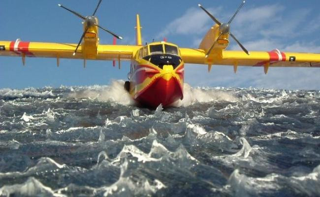 Παραλίγο τραγωδία: Πυροσβεστικό Canadair καθηλώθηκε στη θάλασσα από βλάβη